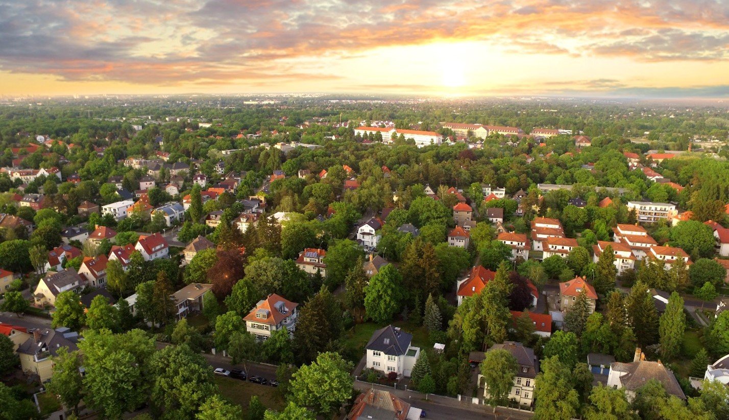 Villaomr&aring;de och gr&ouml;nska i soluppg&aring;ng.jpg