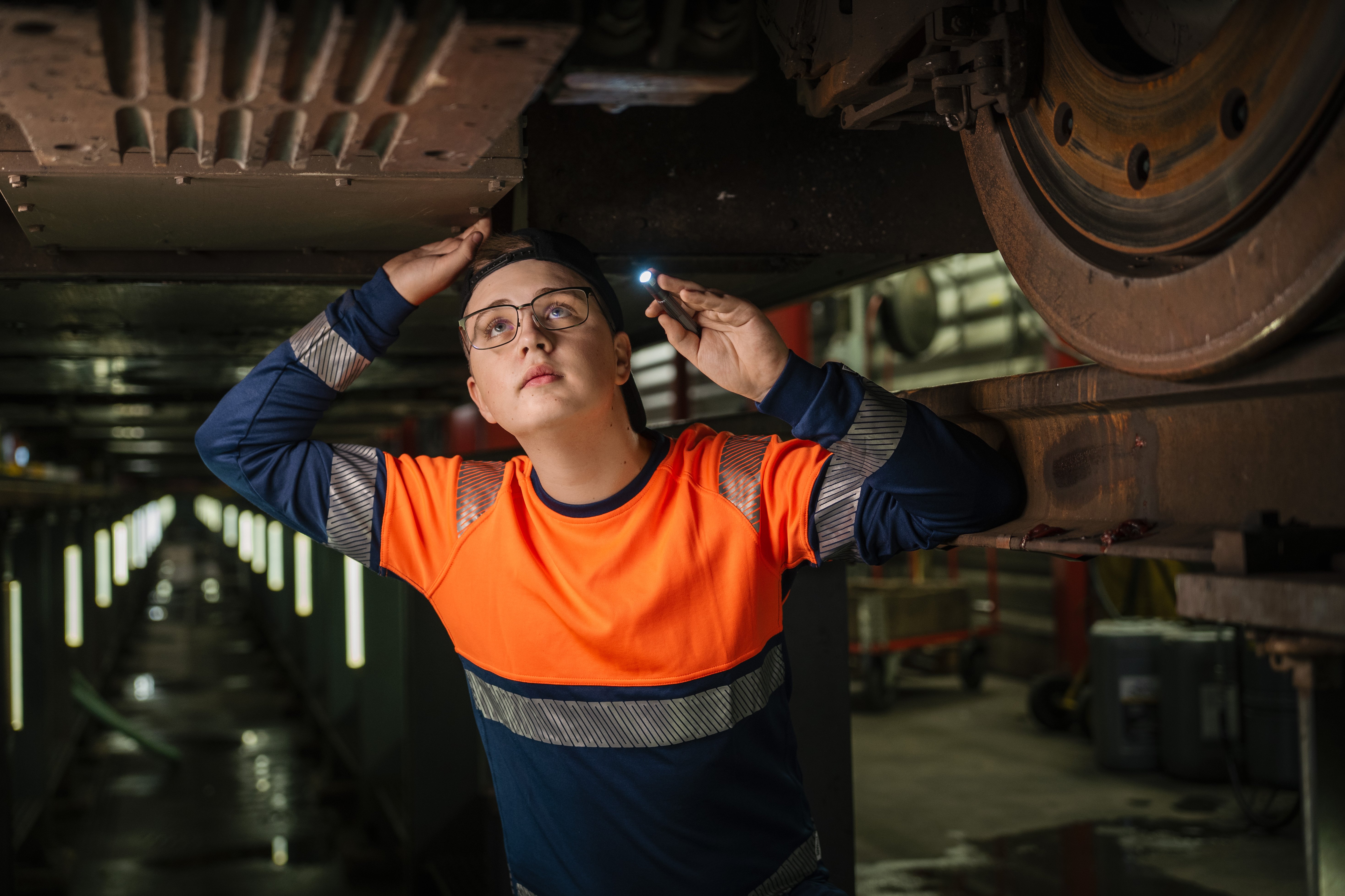 Elev mekar under tåg