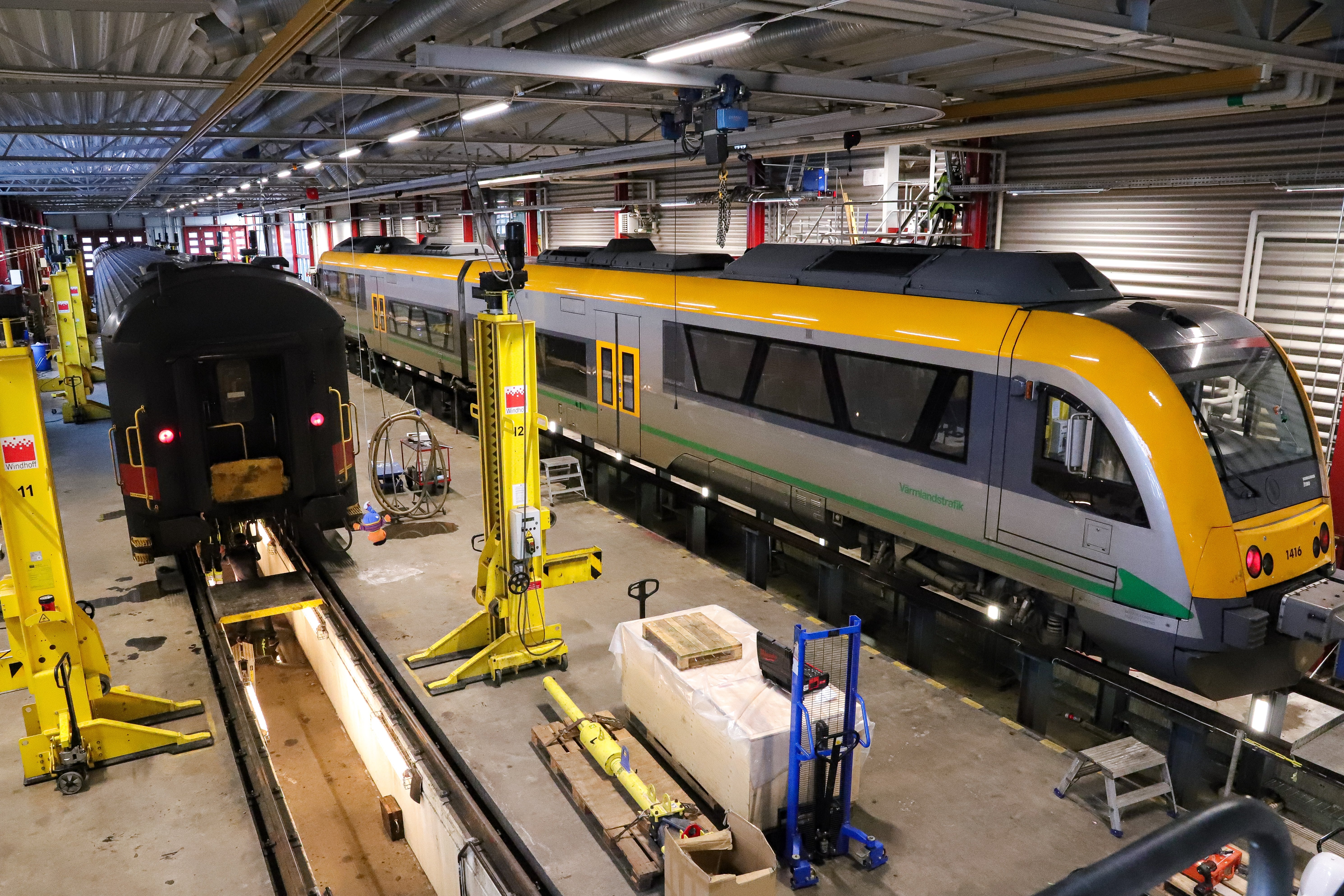 Två tåg inne i verkstadaslokalen.
