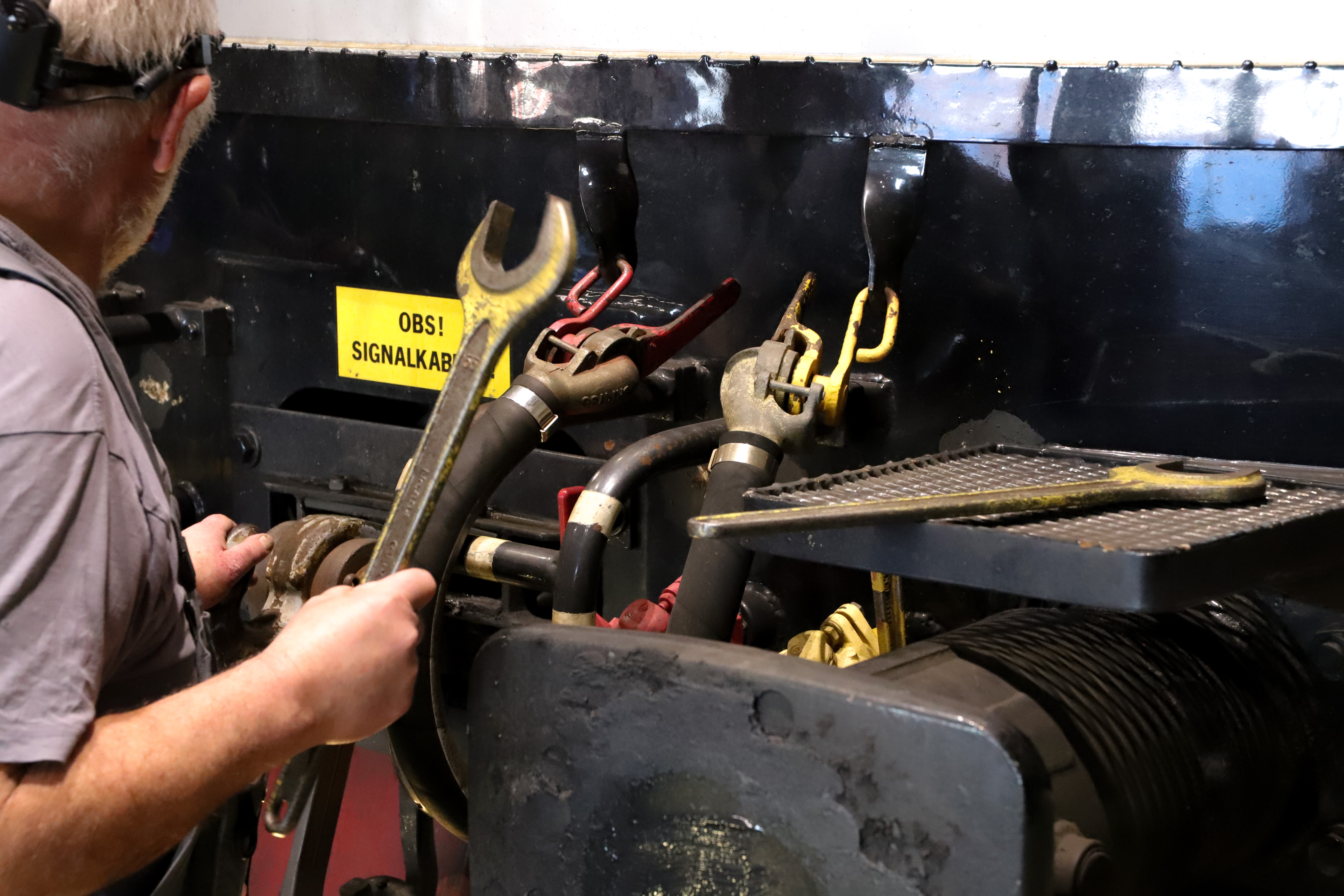 Man som arbetar på ett lok.